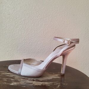 BCBG MaxAzria Ankle Strap Leather & Fabric Heels – Size 7.5 Cream Gold